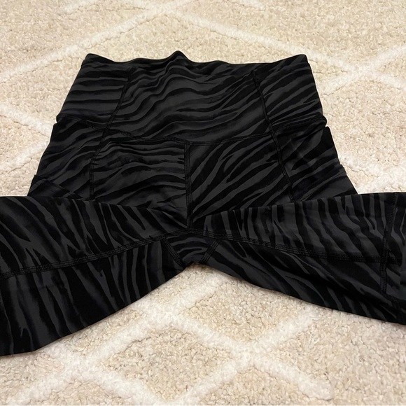 Lululemon Fast and Free Short 8" Size 4 - Picture 4 of 6